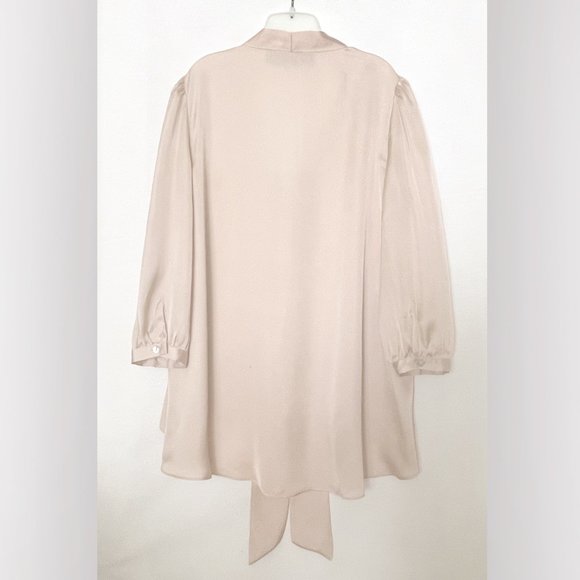 Beige polyester women's blouse. Size XS. 3/4 sleeve. V-neck. Button down - Picture 3 of 3